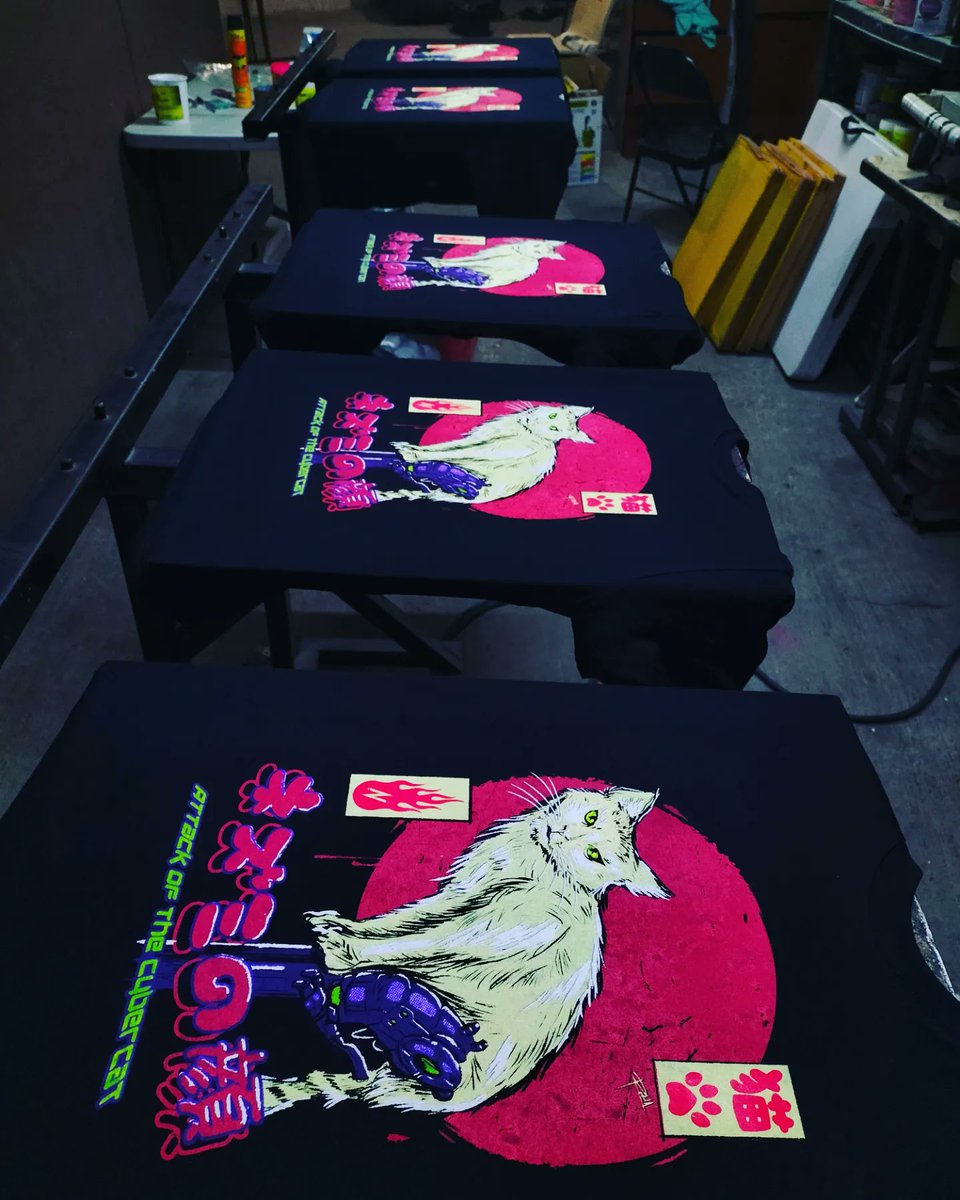 Loftcraftt's tweet photo. Attack of the cybercat fueron unas impresiones a 6 tintas neón sobre camiseta y bolsa tote para @neoleon2025 🐙⚡🐈
#serigrafia #screenprint #totebag #totebags #shoppingbag #neoleon #neoleon2025 #Cat #catsofinstagram #rescuedcat #japanese #kanjis #streetwear #Neon #neonclothes https://t.co/4gg1sBnuzr