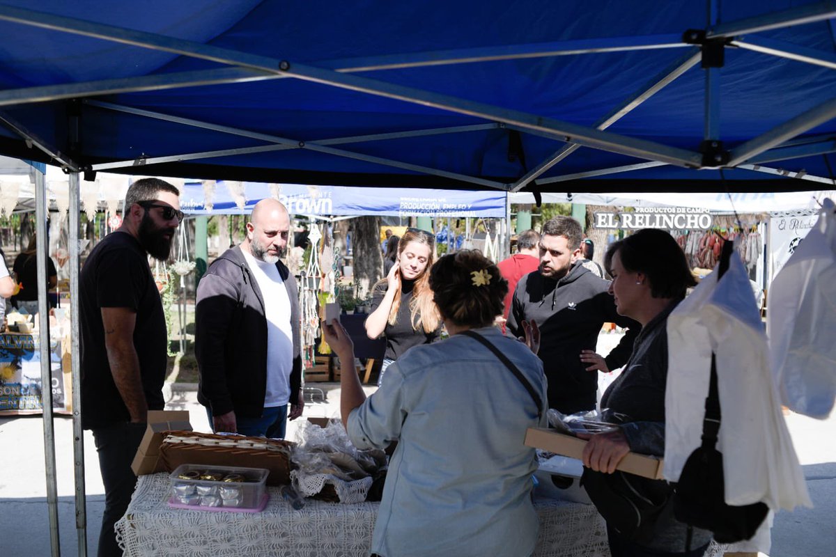 fedesassoneOK's tweet photo. Hoy recorrimos la Feria de Productorxs Rurales en el #Festicala junto a @JuanoFabiani y @leandro_batt  Cientos de vecinxs disfrutando de nuestra zona rural! #SomosBrown #MinistroRivadavia @DescubriBrown https://t.co/0VpDXMeVyv