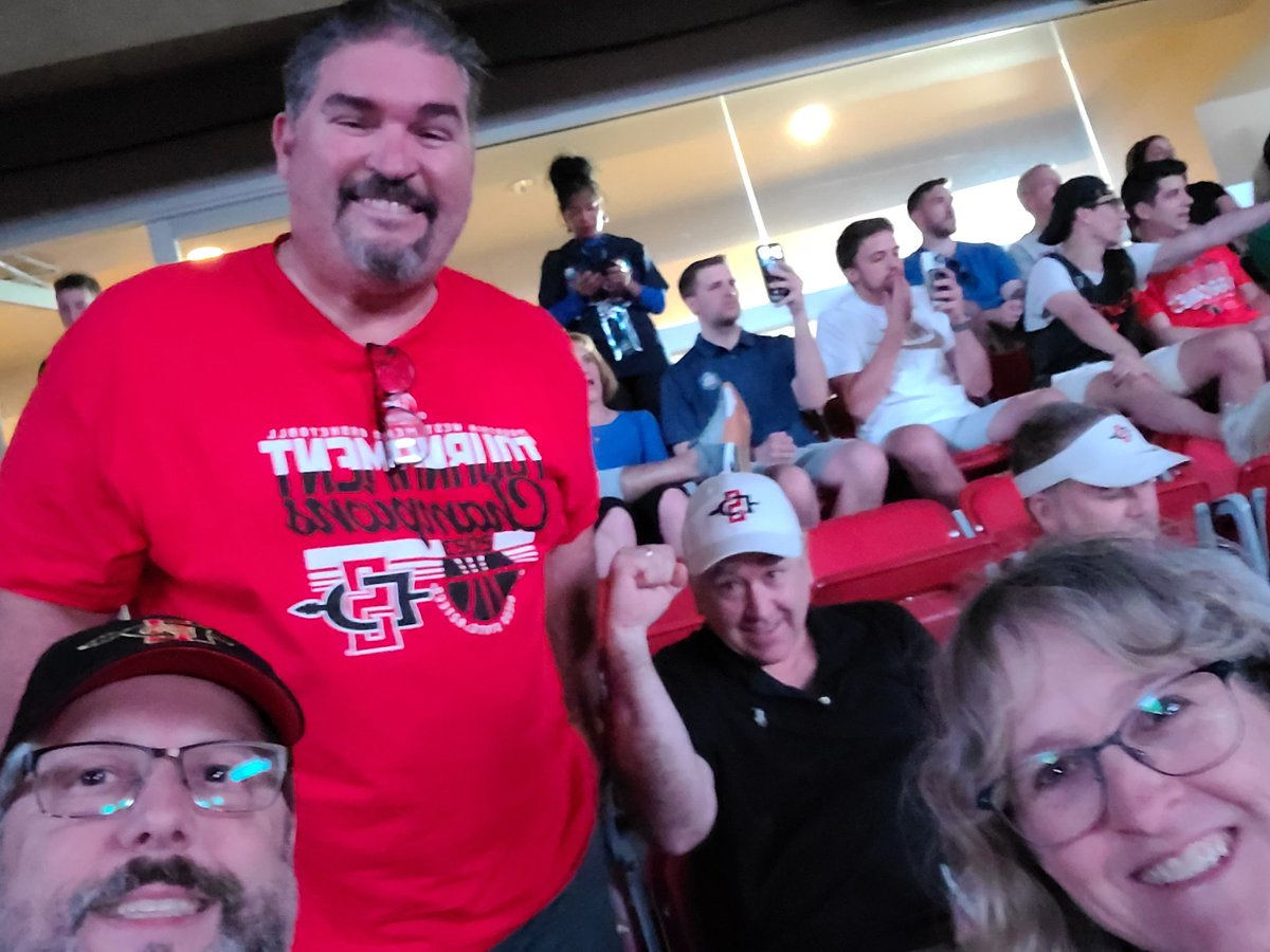 beancountersd's tweet photo. #sdsuselfie https://t.co/eYJnyx9fPE