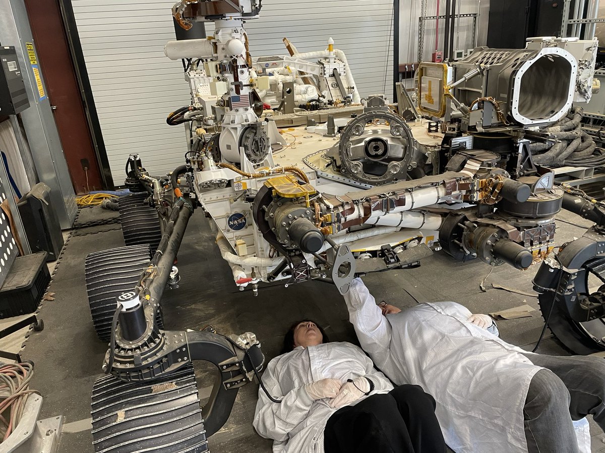 SolarGirl2018's tweet image. Thank you to @LaurieofMars and all the wonderful @NASAJPL family who made me so welcome this week. I enjoyed a fireside chat, presentations on many exciting science missions and the highlight - seeing the cool technology under #PerseveranceRover #DareMightyThingsTogether