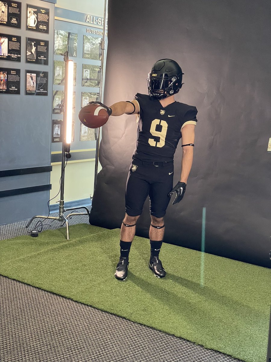 ArmoldBrycen's tweet photo. Had an unbelievable time at @ArmyWP_Football thank you @MikeViti for making this experience memorable. Cannot wait to be back up!! https://t.co/iX2QZsaJiF