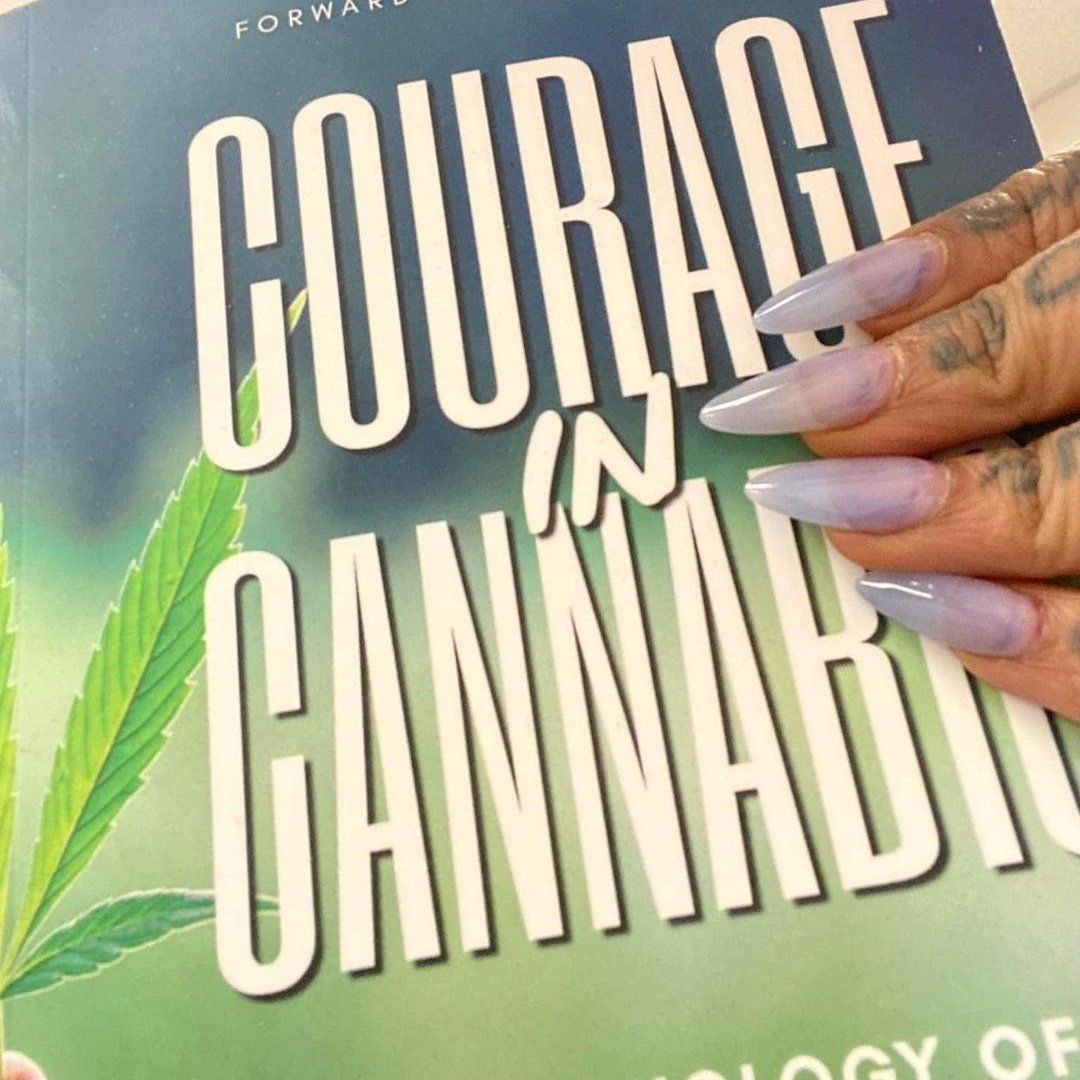 courageincanna's tweet photo. CnC 💚👊🏽🍃 An INCREDIBLE read, for anyone looking to be inspired by stories of plant advocates, patients, business owners, product creators and more ✨🙌🏽💚���
2nd edition release SOON XO 💪🏽🔥 https://t.co/AQqDoBGkRM