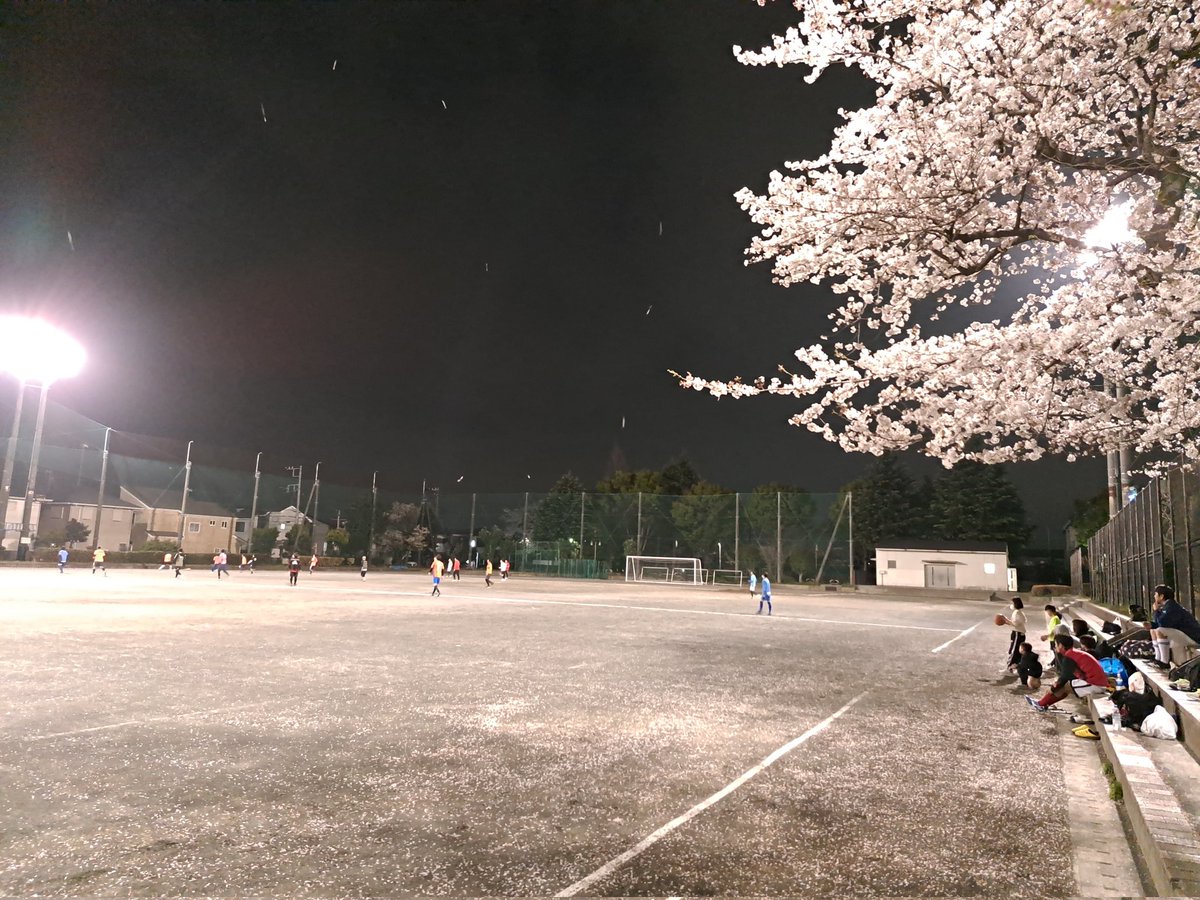 yuzulihipapa's tweet photo. 仕事や次男の試合観戦等でなかなか行けず7、8ヶ月ぶりに次男と一緒に自分のサッカーへ。
やっぱり久しぶりだと全然蹴れない、、、
でも楽しかった😆

桜吹雪舞う中でのサッカー、贅沢で素敵でした🌸

#オヤジサッカー
#HIXLIX 
#次男の成長感じたなぁ
#親父は老いるのみ、、、 https://t.co/QwJfZJ27R8