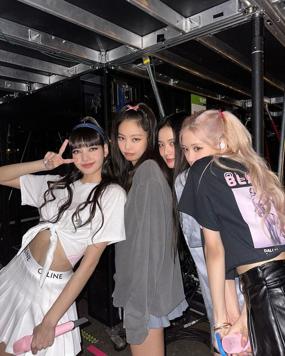 ChaexJkxJn's tweet photo. WE ARE PROUD OF BTS
WE ARE PROUD OF BLACKPINK
RESPECT JIMIN
RESPECT JENNIE
RESPECT JISOO
RESPECT BTS
RESPECT BLACKPINK
#RespectBts
#RespectBlackpink https://t.co/et7iyXxPoK