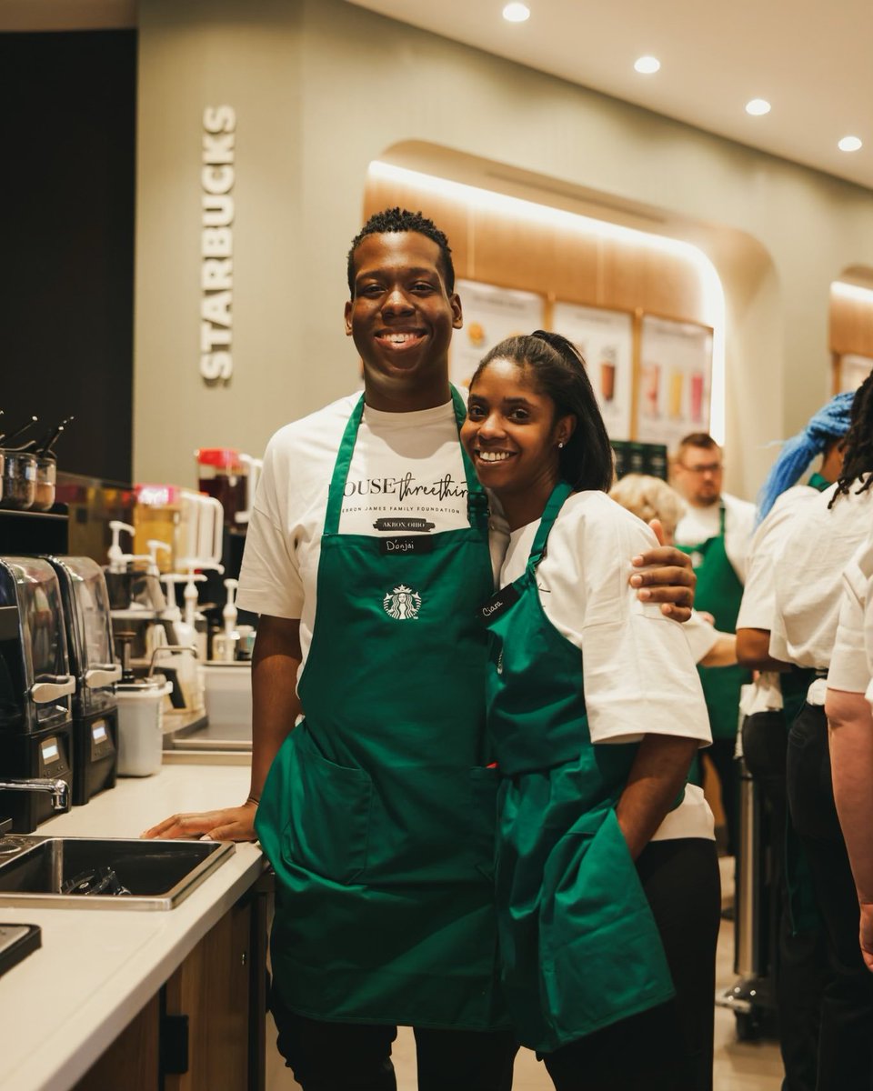 NBAdoPovo's tweet photo. GIGANTE, QUE HOMEM

LeBron James abriu um Starbucks em sua cidade natal Akron (Ohio), próximo a escola que ele construiu

MAS

Esse é um Starbucks diferente dos outros

Lá também tem um banco, uma sala de vinhos, um bar, uma sala de convívio e um "Museu do LeBron" que tem uma réplica do apartamento que ele vivia antes de entrar na NBA 

Além do salário, as pessoas que trabalharem nesse Starbucks vão fazer treinamentos e ganhar certificados que poderão ser usados em suas carreiras

Esse Starbucks fica em um lugar chamado "House Three Thirty" um centro comunitário que a fundação do LeBron James adquiriu e que ele pretende , além do Starbucks, adicionar:

Um restaurante de tacos
Uma sorveteria
Uma loja de roupas
E ainda vai disponibilizar o local para shows e casamentos

O foco de LeBron James é quebrar o ciclo de pobreza em sua comunidade, criar oportunidades, abrir portas e mostrar para as pessoas de Akron que tudo é possível