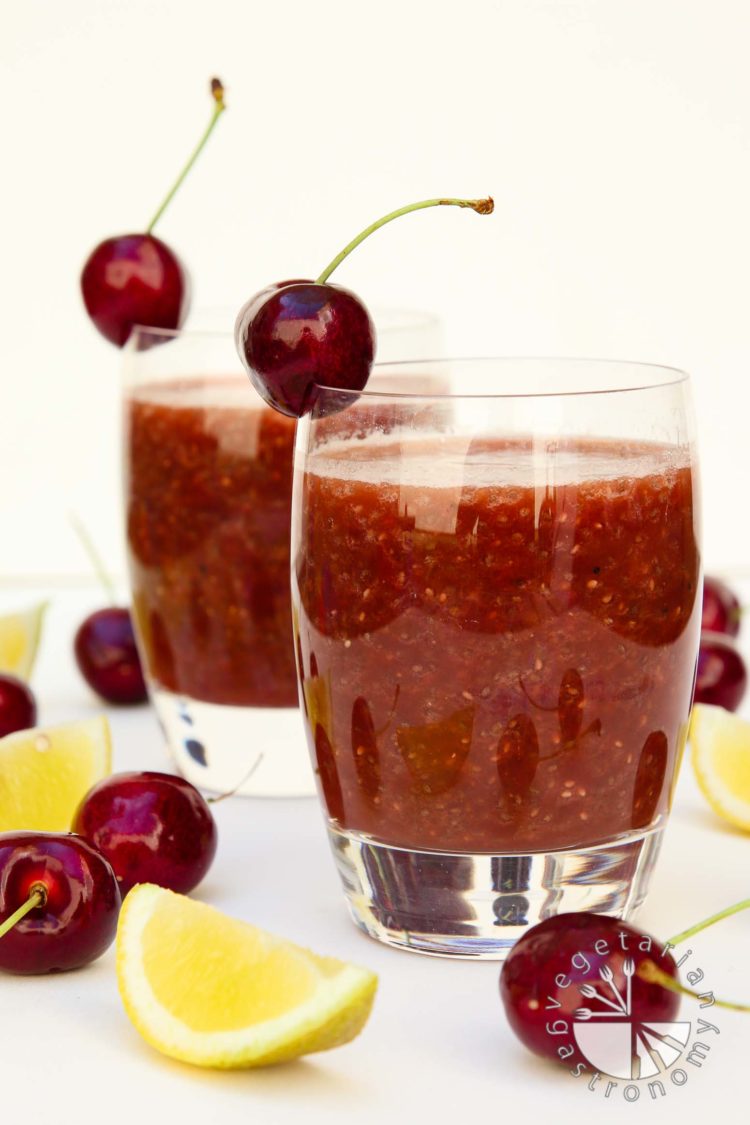 Grab some cherries and try this refreshing CHERRY CHIA LEMONADE >>> vegetariangastronomy.com/cherry-chia-le…