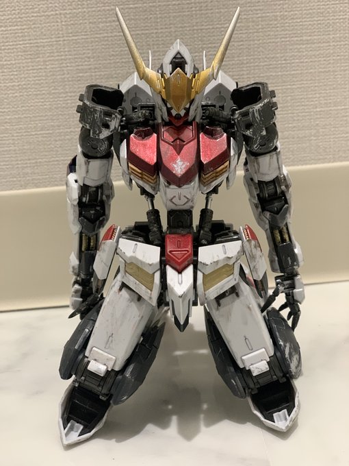 鉄血のオルフェンズ よりMG ガンダムバルバトス です。全体的にウェザリングを施し、ただただバルバトスのカッコ良さに圧倒