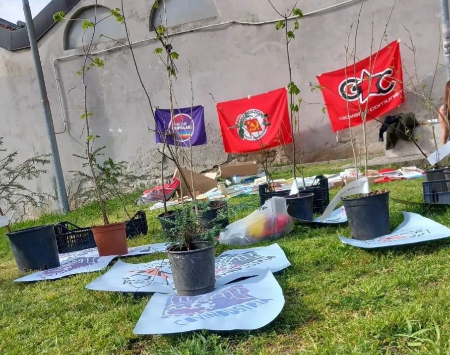 prc_lombardia's tweet photo. Oggi come #gccomo abbiamo partecipato al #FleaMarket nel Parcheggio dell'Ippocastano a #Como insieme a #udscomo, #fridaysforduturecomo e tante altre realtà per proporre un modello di vita sociale alternativo al paradigma: "Produci, consuma, Crepa". https://t.co/Gif4xmUSpj