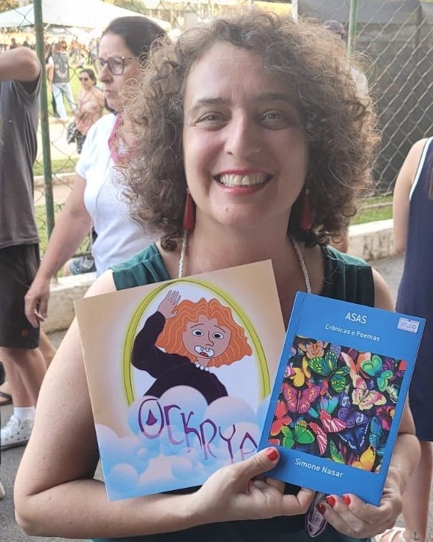 SimoneNasar's tweet photo. Meus livros estão se espalhando por aê. Amo muito 💕 https://t.co/kSeSGjWVzz