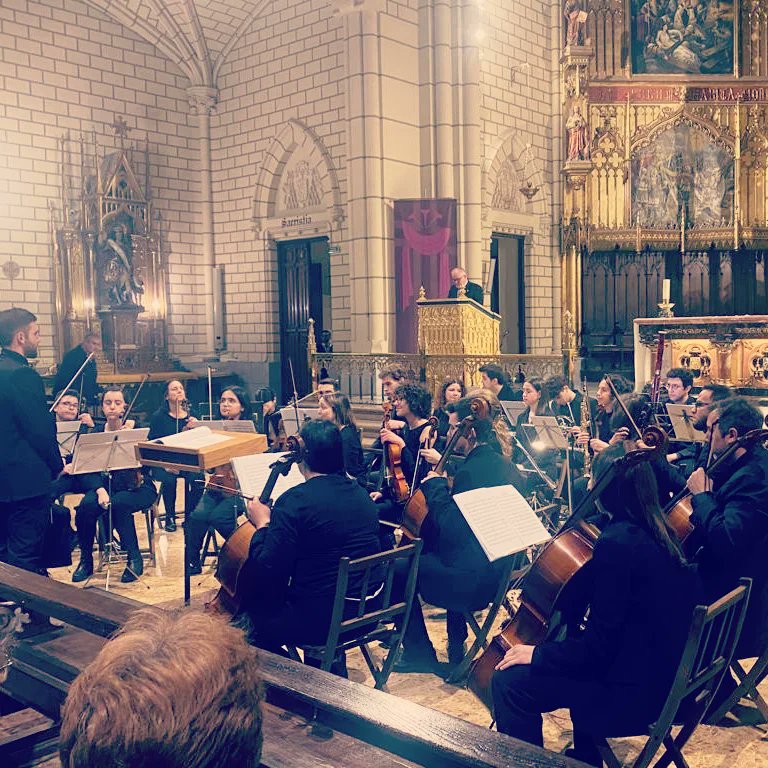 LaLiradePozuelo's tweet photo. Gran acogida del público a la OSPAL, en el concierto que tuvo lugar el viernes 31 de marzo, en la Parroquia de la Santa Cruz (Calle de Atocha n°6, de Madrid). La Orquesta Sinfónica interpretó la obra del compositor F. J. HAYDN, LAS SIETE PALABRAS DE CRISTO EN LA CRUZ.
#OSPAL https://t.co/VpKnd9zbCk