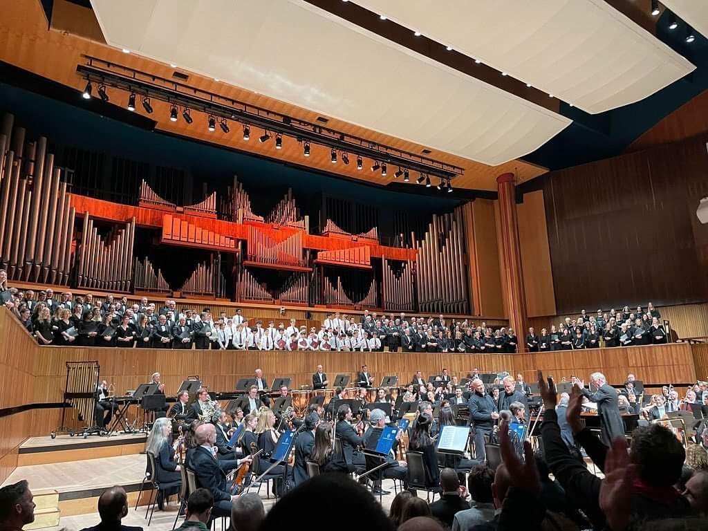 A standing ovation for tonight's concert from a packed Royal Festival Hall this evening. Huge thanks to @chloe_hanslip @AilishTynanEire @robynlynevans Samuel Dale Johnson, Winchester College, Cardinal Vaughan School, @rpoonline & @HilaryConductor - what a wonderful evening!
