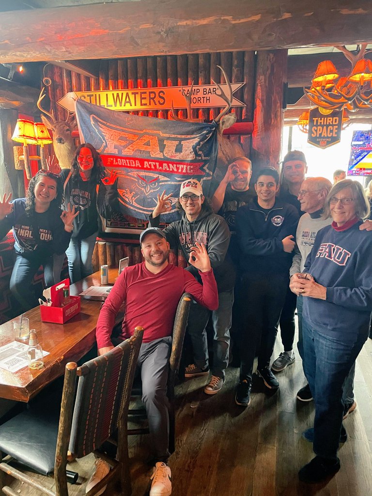 rmackman's tweet photo. The @FAUAlumni in Milwaukee, WI pulling for our Owls at @CampBarMKE! Let's Go Owls! 🏀🦉🔴🔵 #MarchMadness #OwlIn #WinningInParadise https://t.co/D5hWNjQqa5
