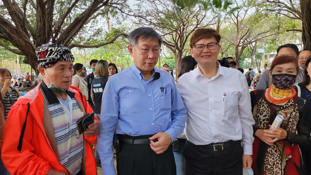 ForGoodCityTour's tweet photo. #柯P來了
媒體好友-民眾黨高雄市黨部文宣主任，自由時報前記者張忠義，協助柯主席與民眾合照。 https://t.co/D3pxRQyk3W