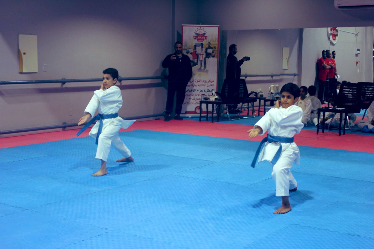 و تم افتتاح اللقاء بعرض كاتا للبطل مؤيد الزهراني و البطل وليد المالكي من نادي النجوم الرياضي