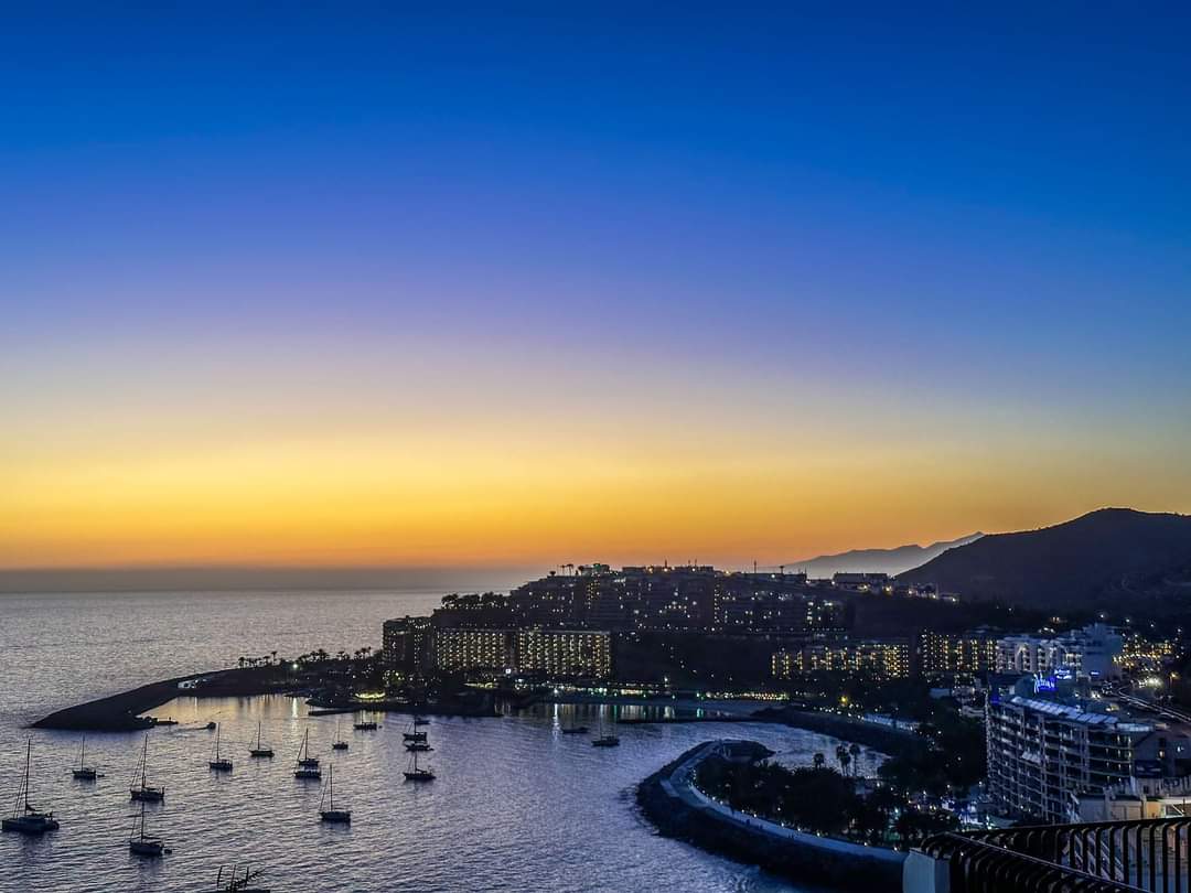 😍Van descendiendo las temperaturas y la calima desapareciendo, poco a poco, de nuestros cielos. 
Foto de postal de Cristián Cabrera Ruiz, desde el puerto de Mogán. Atardecer de hoy sábado, 1 de abril.