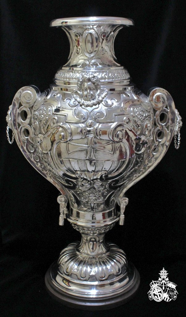 La <a href="/ArchiSangre/">Archicofradía de la Sangre</a> ha presentado unas nuevas ánforas para el trono de María Santísima de Consolación y Lágrimas. Diseño de Francisco Naranjo Beltrán (<a href="/Naranjo_Beltran/">Francisco Naranjo</a>) y ejecutadas por Orfebrería Montenegro (<a href="/montenegro457/">Orfebre Montenegro</a>). #CofradíasMLG