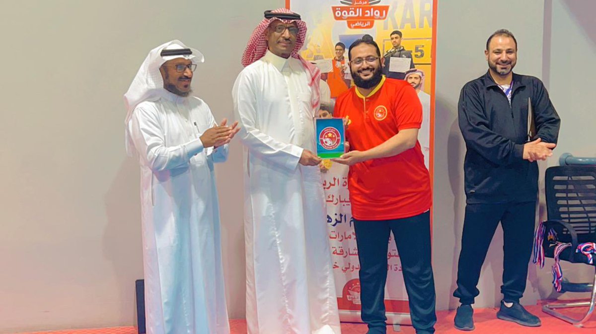و قد تم تكريم رئيس نادي النجوم و رئيس المسؤليه المجتمعية من ادارة مركز رواد القوه الرياضي و تشرفنا باستلام درع تذكاري مقدم من نادي النجوم للمركز
