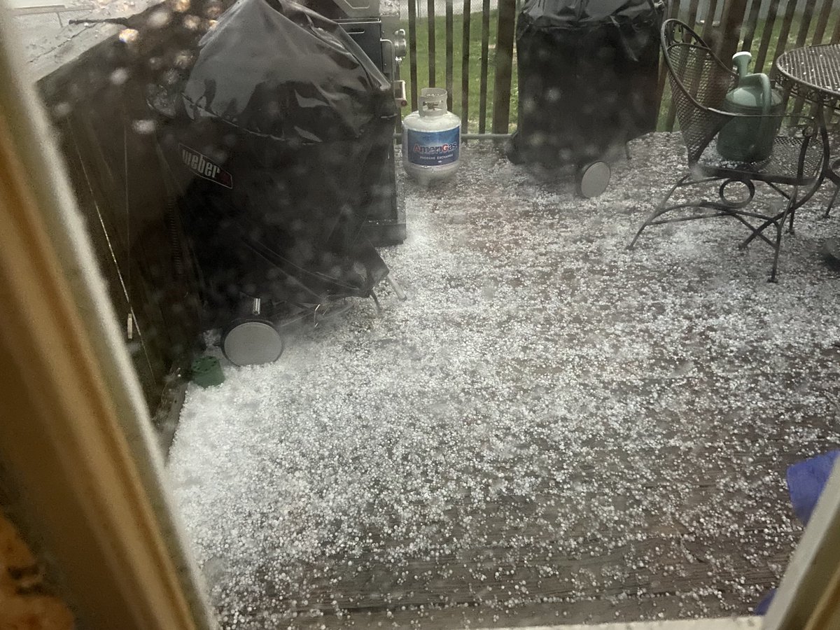 weeze70's tweet photo. Hail! Wow the weather is CRAZY! https://t.co/PdkD6rVZut