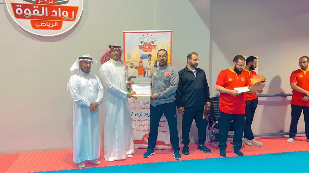 كما تم تكريم جميع المشاركين من المدربين و الاداريين بشهادات شكر من مركز رواد القوة الرياضي على انجاح هذا اللقاء المنيز