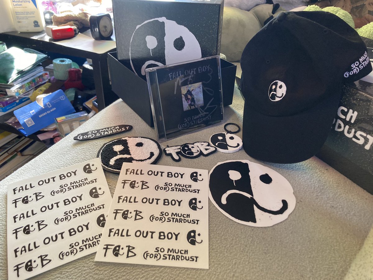 dewbugdrop's tweet photo. happy fall out boy day to meeeee <3 (patrick signed mine in red to show that he loves Me and Me only) #falloutboy #patrickstump #fob8 #somuchforstardust #patrickstumpscontroversiallyyoungbutlegalboyfriend https://t.co/f6XqUp7qws