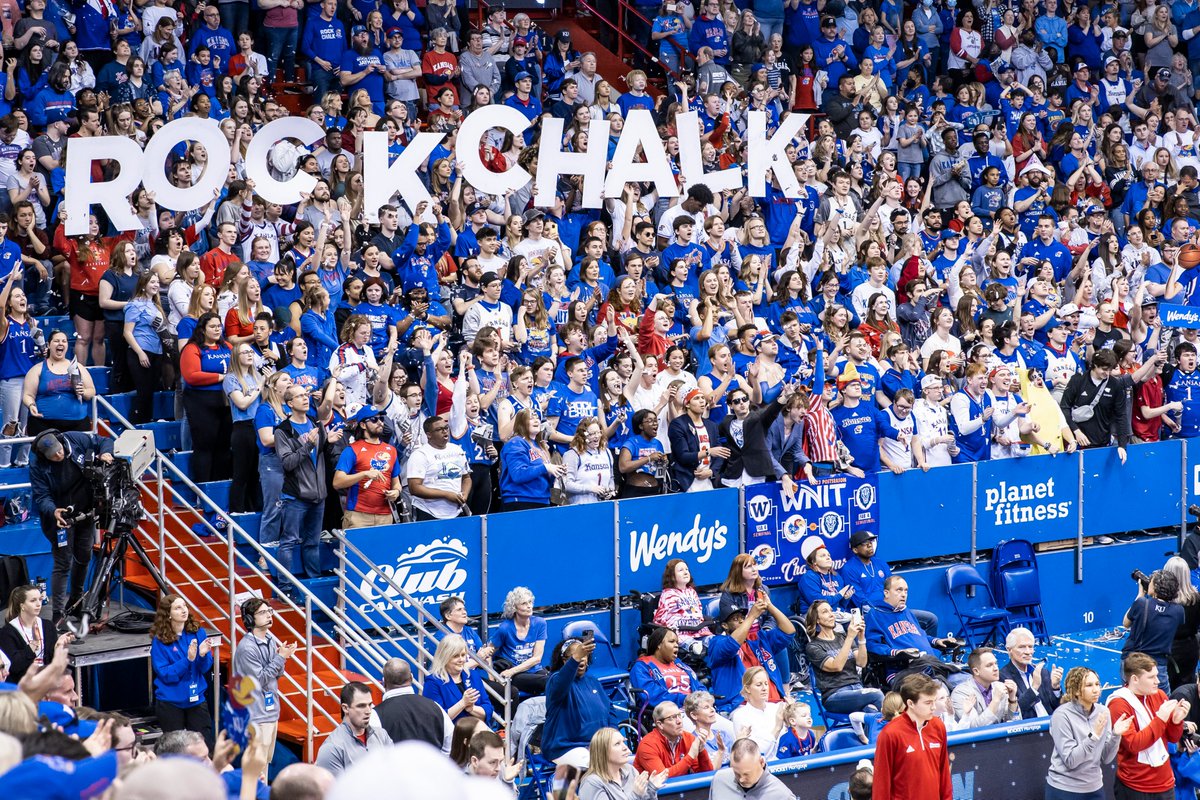 KUWBball's tweet photo. THE HAWKS ARE COOKIN!!!!!!! https://t.co/epoCmKP4sU