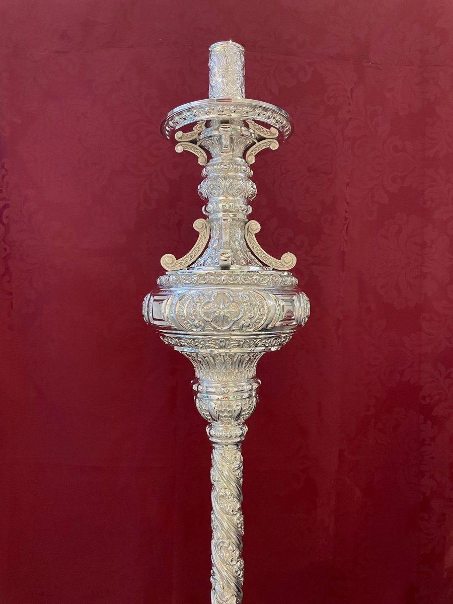 La <a href="/HdadMediadora/">Hdad de la Mediadora</a> ha presentado ocho ciriales. Diseño de Salvador de los Reyes (<a href="/SDelosReyesR/">SalvadorDelosReyes</a>) y ejecución de Emilio Méndez (<a href="/EmilioMendezOrf/">Orfebrería Emilio Méndez</a>). #CofradíasMLG