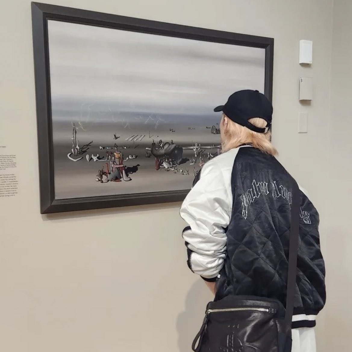 loveforhyune's tweet photo. pretty boy looking at pretty art https://t.co/JV6nrVXV3L