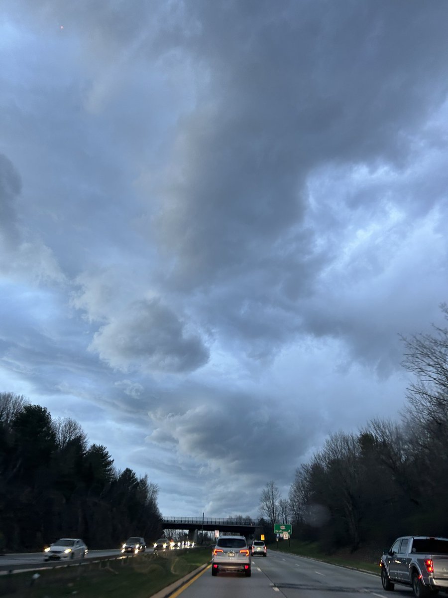 GabrinaP's tweet photo. The sky looking pretty ominous. @ariane321 @StormHour @NWSNewYorkNY #Thunderstorm #newyork #westchester #weather https://t.co/w7cxa4XI4R