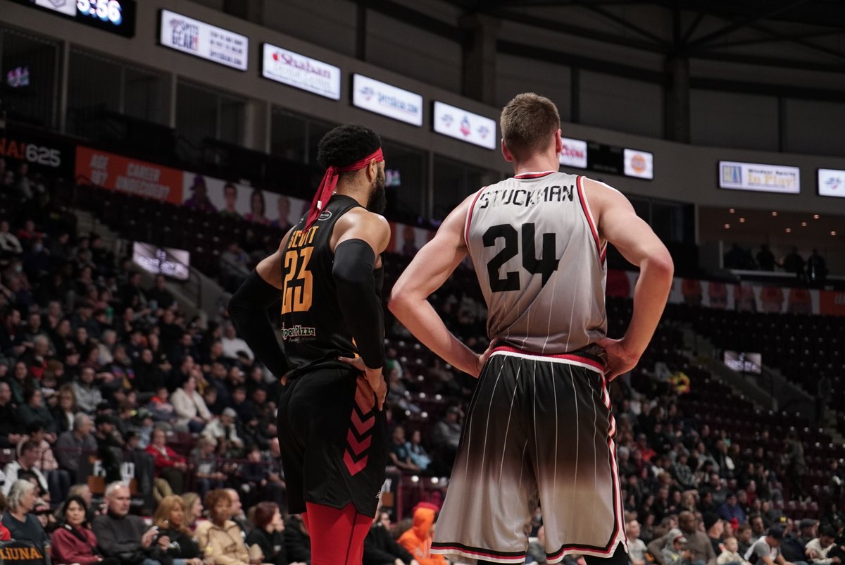 Hey #ExpressNation... Catch some alley-oop action tomorrow as your @WindsorExpress take on Flint United at the @wfcucentre! For more details and ticket info, head to bit.ly/3WYiLVc