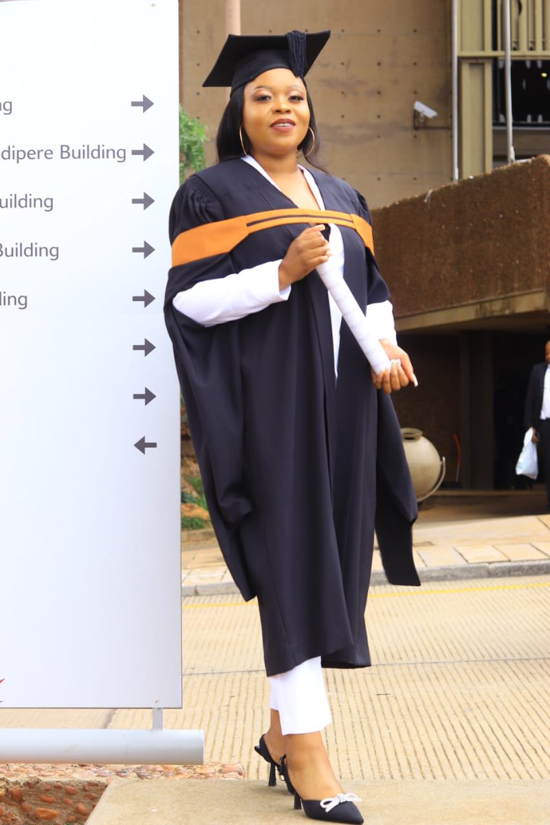 kaymoo18's tweet photo. #degreed
#gradutions2023
#unisa
#BAcommunicationscience https://t.co/bf6J4nOze7