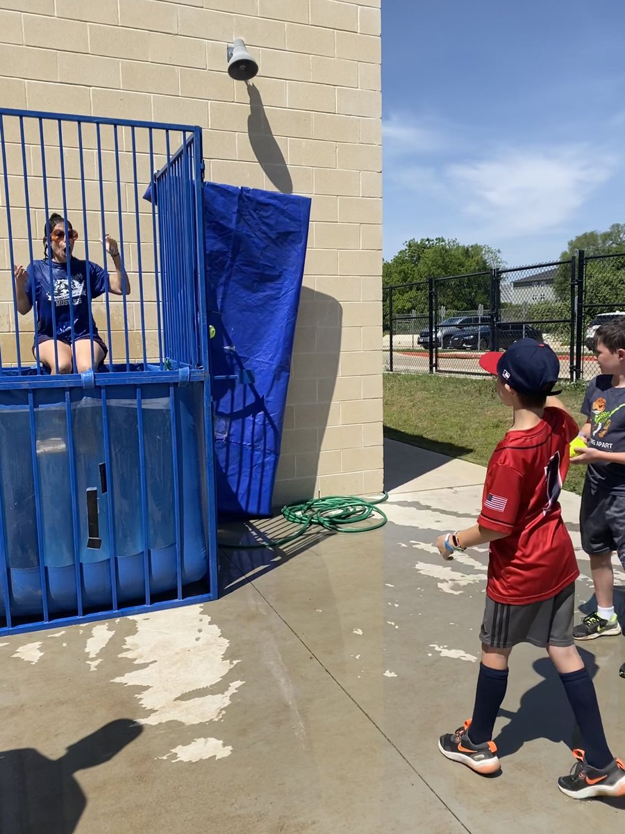 marisol_rosser's tweet photo. I had such a blast at my first Mustang Round Up!! Our PTA did a fantastic job organizing this event. Thank you to all the families who came and especially our volunteers who made this happen!! 💙🐴 @menchacamustang @MenchacaPTA https://t.co/4p0cWOaxD4
