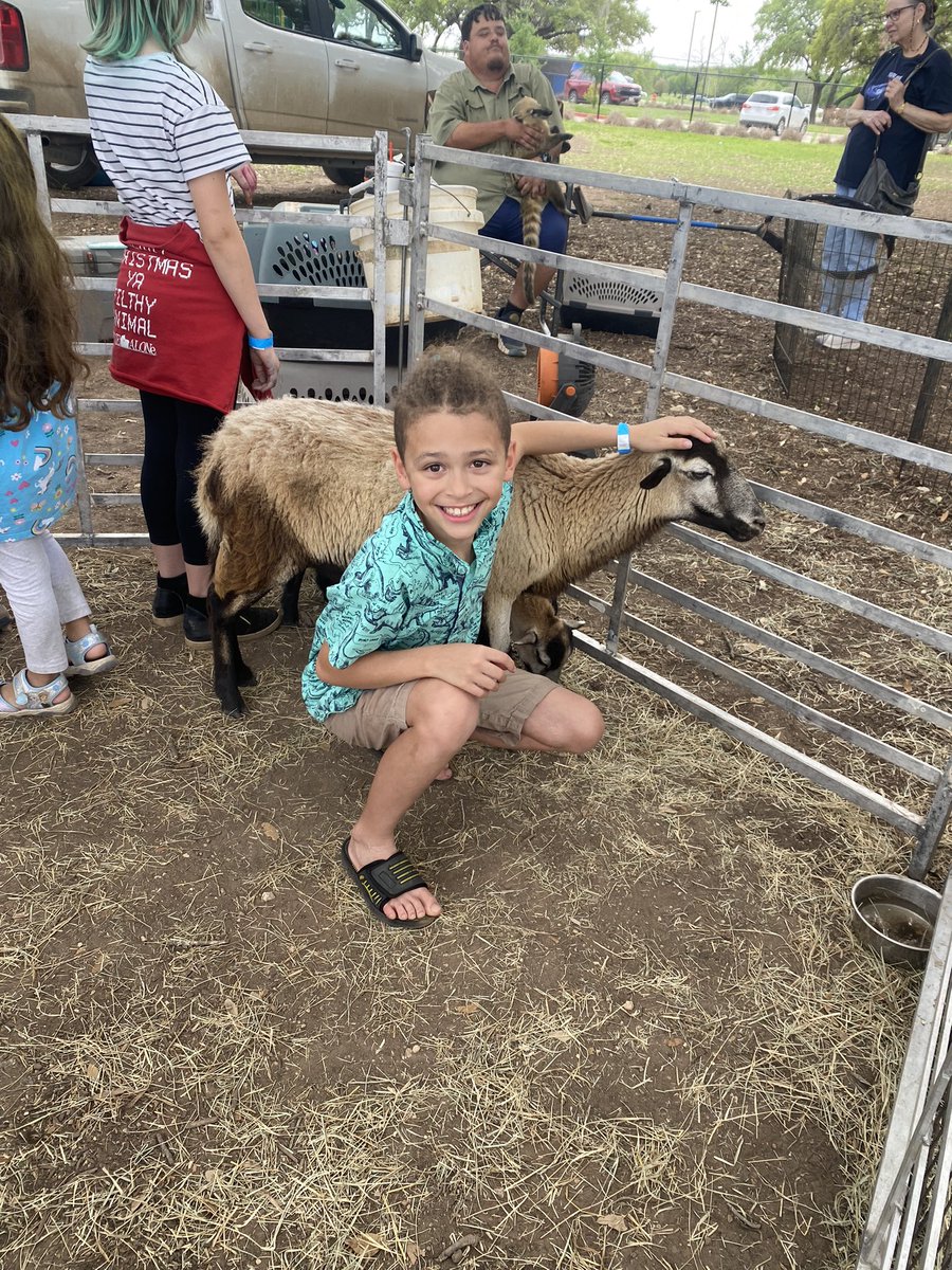 marisol_rosser's tweet photo. I had such a blast at my first Mustang Round Up!! Our PTA did a fantastic job organizing this event. Thank you to all the families who came and especially our volunteers who made this happen!! 💙🐴 @menchacamustang @MenchacaPTA https://t.co/4p0cWOaxD4