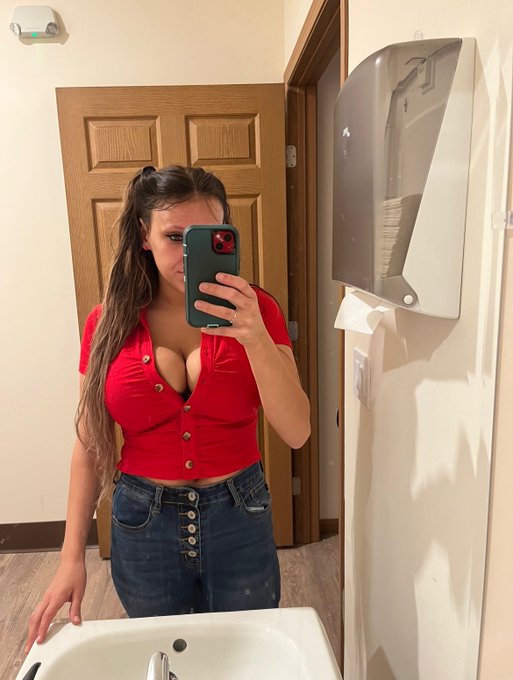 What should I wear tonight? https://t.co/yj6XlxRdu7
