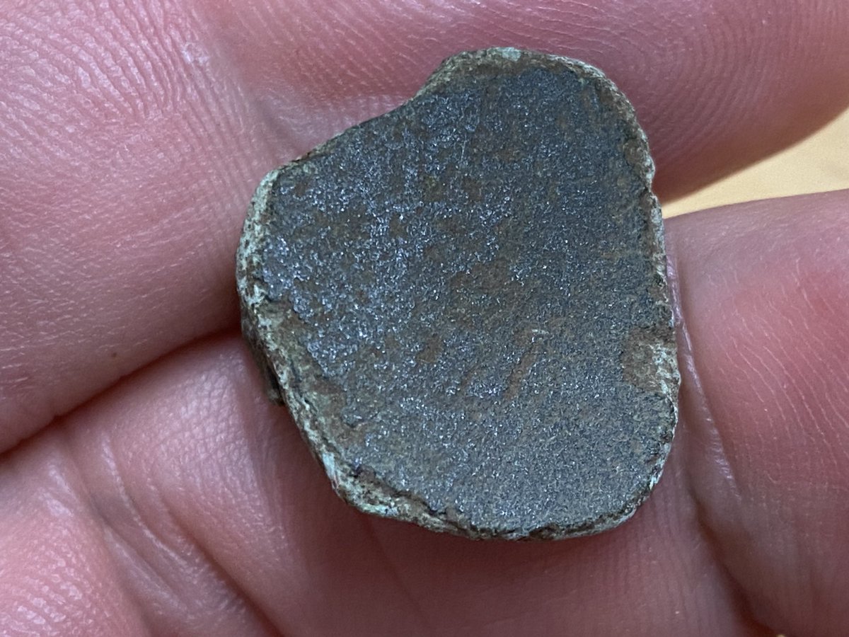 Any ideas on this partefact? Thought it looked IA🤔