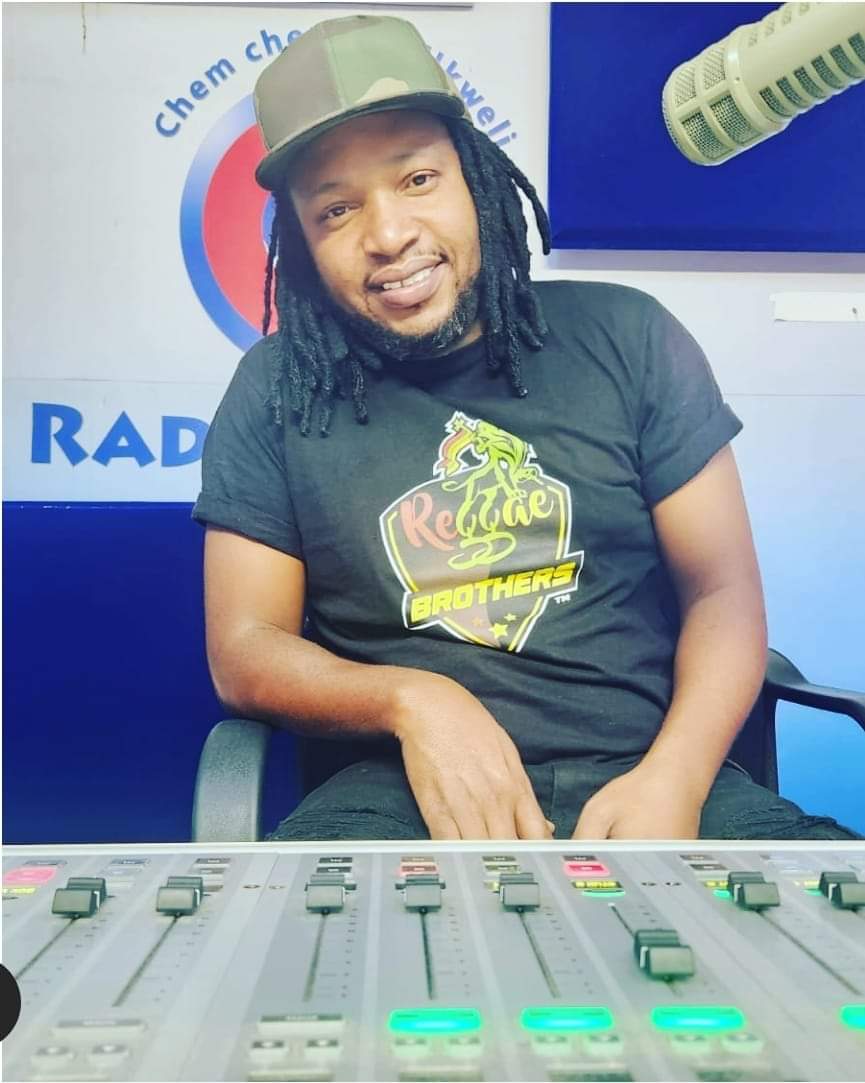 #RadioCitizenRadioNumberOne 
WIDEHYAH TONIGHT @ Radio Citizen FM      Kama Kawa #TheReggaeBrothers,  #BlingItOnLive Taking over your Saturday Nights..memba to Lock It Up from 0100HRS-0500HRS E.A.T 
#DjBling alongside #ShattaBway   
JAH JAH RUN TINGZ 
#KENYA_IKO_LOCKED