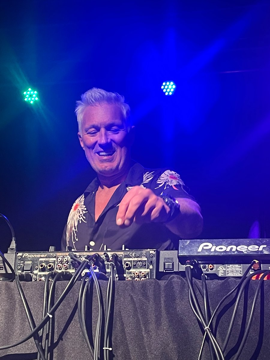 LisaStamp's tweet photo. Another Superb night with @realmartinkemp #backtothe80s https://t.co/PfJnRtNRaz