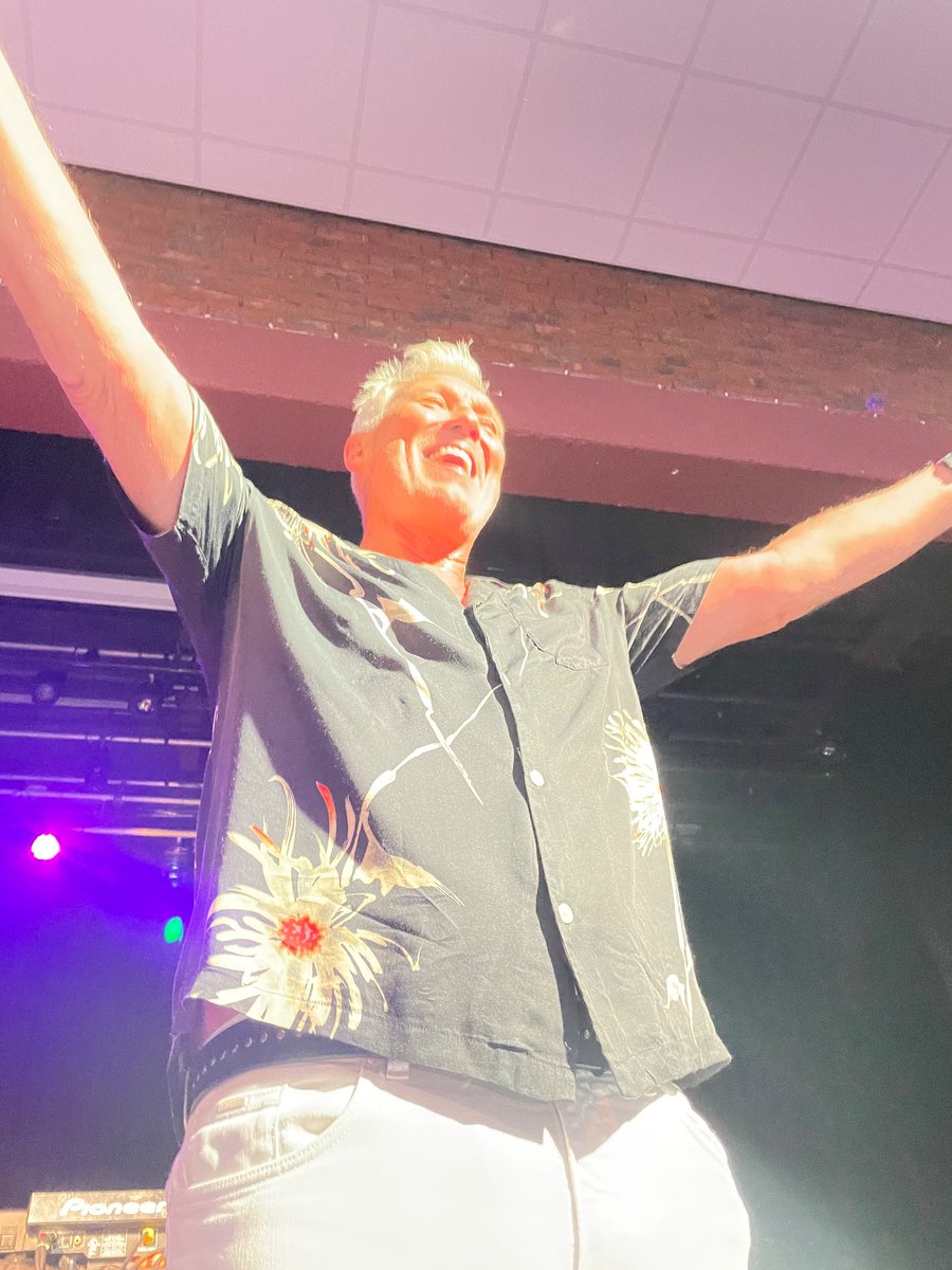 LisaStamp's tweet photo. Another Superb night with @realmartinkemp #backtothe80s https://t.co/PfJnRtNRaz