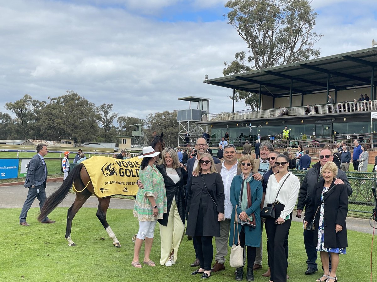1000giggles's tweet photo. Outstanding #2023 #Bet365 #GoldenMile Congrats to all winning #OwnersConnections & thx to all owners sponsors members patrons #Ceo Rob Sue Jen & entire Committee& @_BendigoJC Staff& @Country_Racing @RacingVictoria @Racing participants&staff #Apiam https://t.co/Vz2AUf5Evq