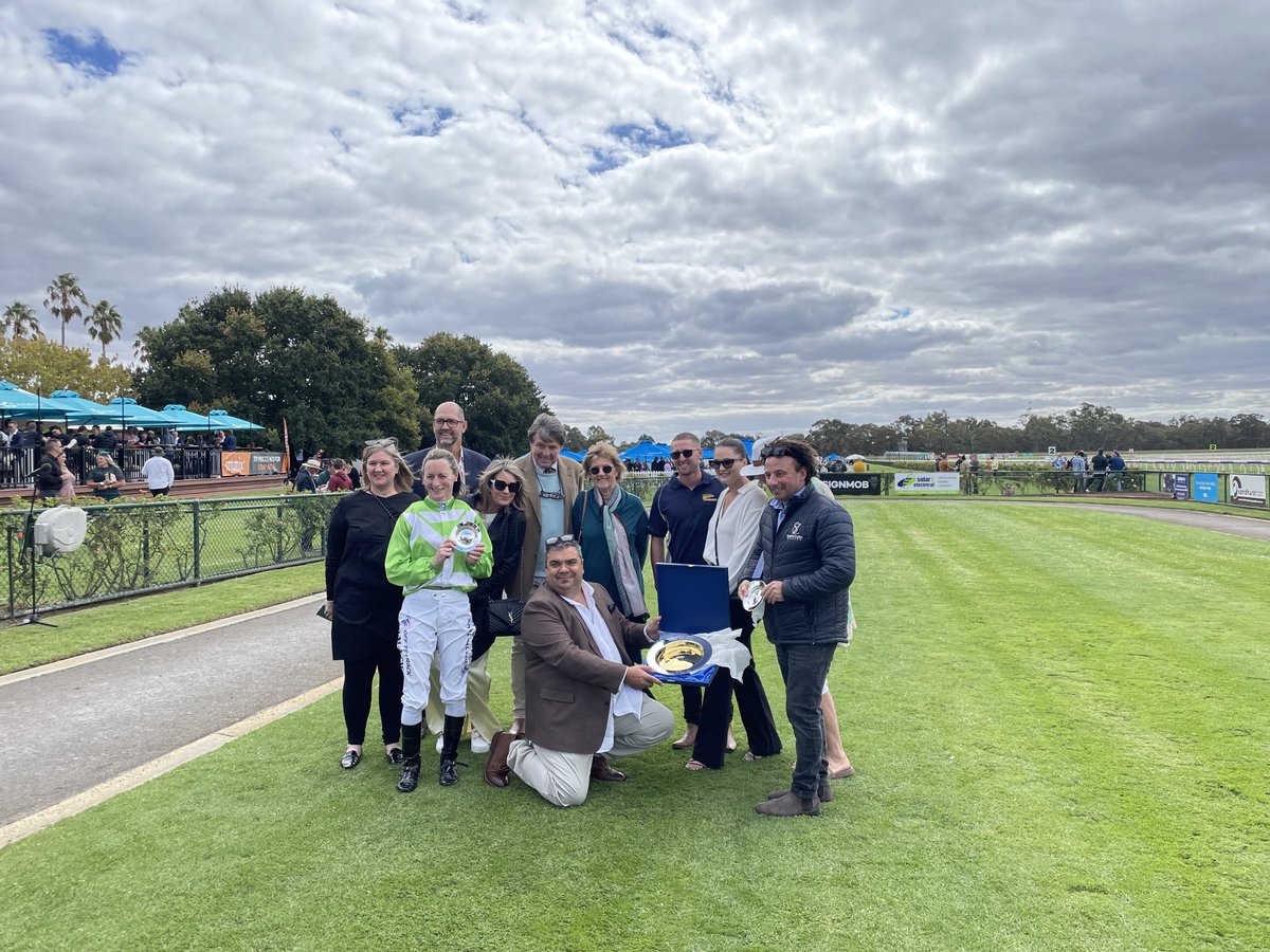1000giggles's tweet photo. Outstanding #2023 #Bet365 #GoldenMile Congrats to all winning #OwnersConnections & thx to all owners sponsors members patrons entire @_BendigoJC committee & Staff @Country_Racing @RacingVictoria @Racing participants&staff #Apiam #Part2 #Always #1000Smiles https://t.co/FUGH7vpeMO