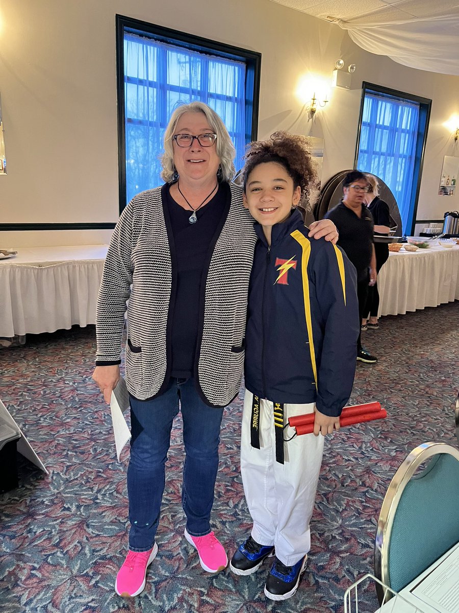 falconbookcave's tweet photo. My pleasure to meet Joshua Aguirre at #TheAnneFund fundraiser tonight! I have been following his martial arts career; tonight we talked school. His message and poise while delivering it knocked me out! #KickCancerTogether https://t.co/VWbuMpzUuZ