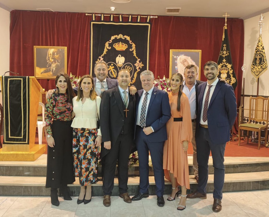 RicardoS2019's tweet photo. Para mi querido @AleCruz90 ser veracrucista es una manera de vivir la vida. Con alegría y tesón, con humildad y apego por quienes tienen necesidades. Hoy en su gran Pregón nos ha emocionado con su pasión por su familia y amor por los Titulares de su hermandad.
Ale, nunca cambies. https://t.co/EaYcxe3VgS