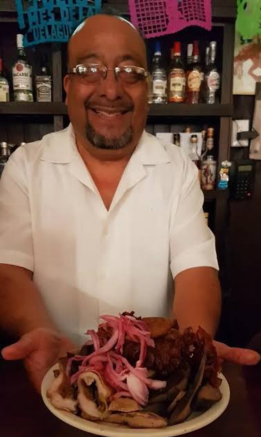 chumbert1's tweet photo. Hoy felicito por su cumpleaños al buen Melitón Lavariega, quien es toda una institución en #OaxacaCapital, no sólo como administrador del mercado 20 de Noviembre y Gerente de "El Jinete" (saquen los biuses 😅), sino como un gran amigo. ¡Larga vida Meli! https://t.co/oPwFe8G4uh