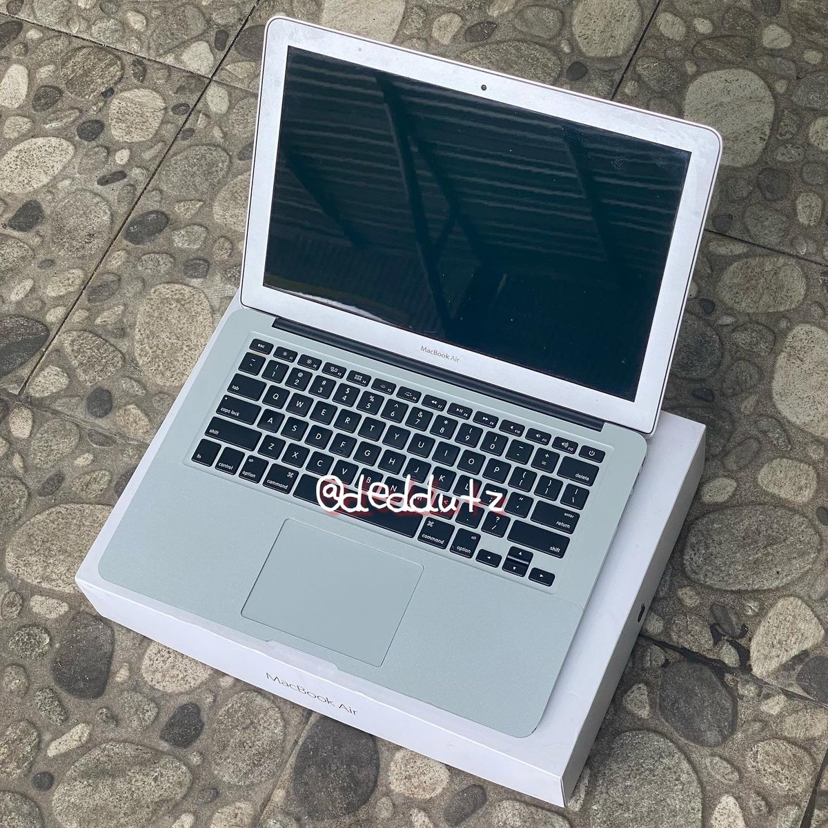 deddutz's tweet photo. Macbook Air 13 2015
Intel i5 1.6GHz, 4gb
128gb
Fullset https://t.co/7aDYe2d215