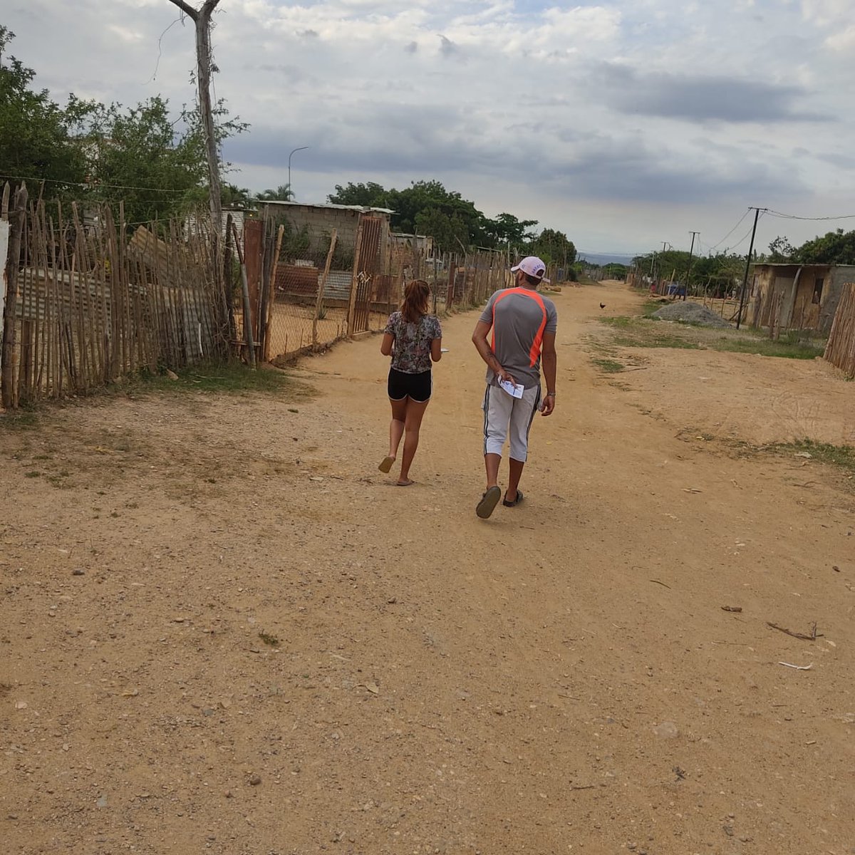 LcrPalavecino's tweet photo. La comunidad #BrisasdelNorte #Manantialdevida y #Pradosverdes de la Prrq JGB, #Palavecino denuncia que se encuentra en total abandono por partes de las autoridades municipales
#1Abr el equipo de la @LcrPalavecino hizo un recorrido por los sectores
#PorUnaVenezuelaDigna https://t.co/6EPEnZCRZJ