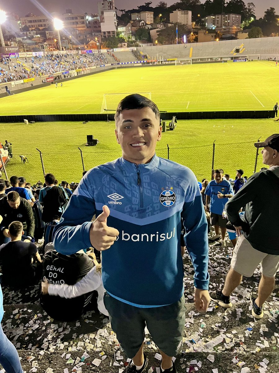 FBITricolor's tweet photo. Hoje foi um baita dia de Grêmio em Caxias. Gurizada de todo RS se fez presente pra apoiar o Grêmio.

Não tinha espaço pra andar no setor visitante que era gigantesco. A maior e melhor torcida do estado.

Semana que vem temos uma nova missão. https://t.co/TMqK7Tt6yz