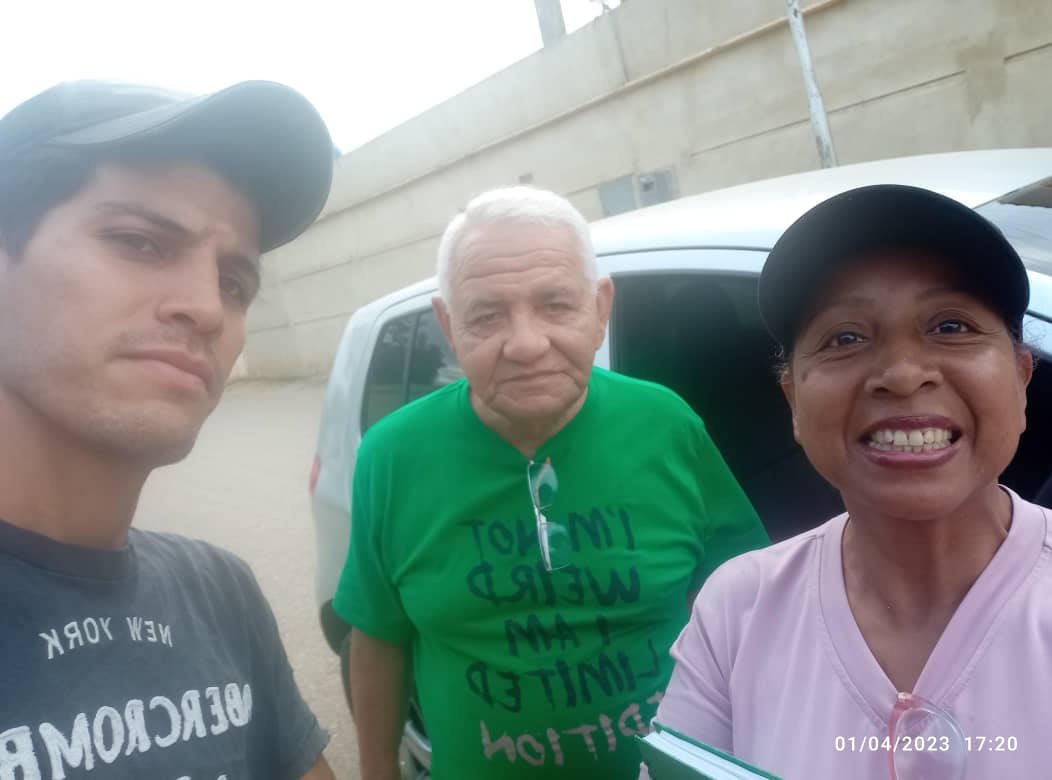 LcrPalavecino's tweet photo. Equipo de @LcrPalavecino continua conversando de frente con las comunidades para conocer sus inquietudes y llevar la propuesta de @AndresVelasqz
#DeFrenteConAndres
#PorUnaVenezuelaDigna
Casa x casa en #Brisasdelnorte #ManantialdeVida #PradosVerdes https://t.co/GaVskzD4iL