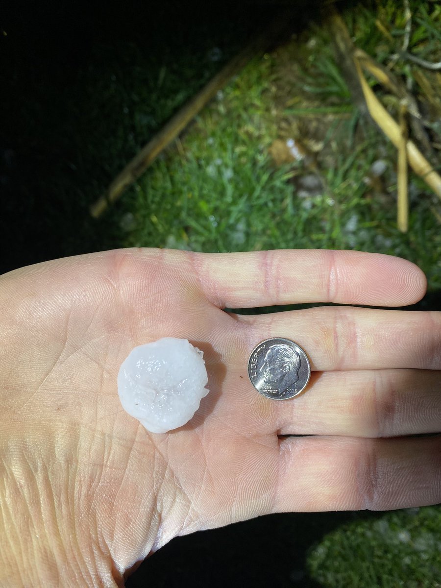 alaynesweety's tweet photo. Hail in Morrisville, PA from the severe thunderstorm that issued a tornado warning 

@NWS_MountHolly @NWSSPC @nynjpaweather @LeeGoldbergABC7 @NBCPhiladelphia @NWS @weatherchannel https://t.co/9yR5RQOpIN