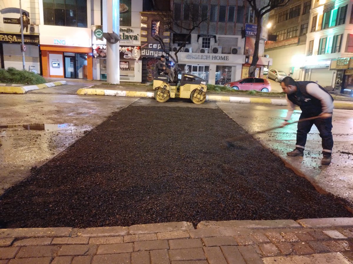 CKaanYAVUZ's tweet photo. Sen uyurken, senin için çalışanlar var bu şehirde!
Ana caddede yapılmış bir kazı çalışması sonrası, #AYKOME kararları gereği yol #asfalt kaplamasını, trafiğin olumsuz etkilenmemesi için #gece nin bu saatinde yapıyoruz.
👷🏻♂️🦺🚧🚚🚜⛏
#İstanbul #İBB #İSKİ #İSKİÜsküdarŞubeMüdürlüğü https://t.co/tIe3b3xErp