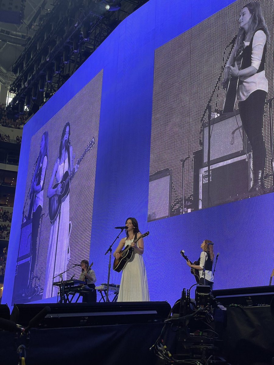 gracie abrams, she did it!!!! #TSTheErasTour 🥺🌟

📷 | @gomezstan