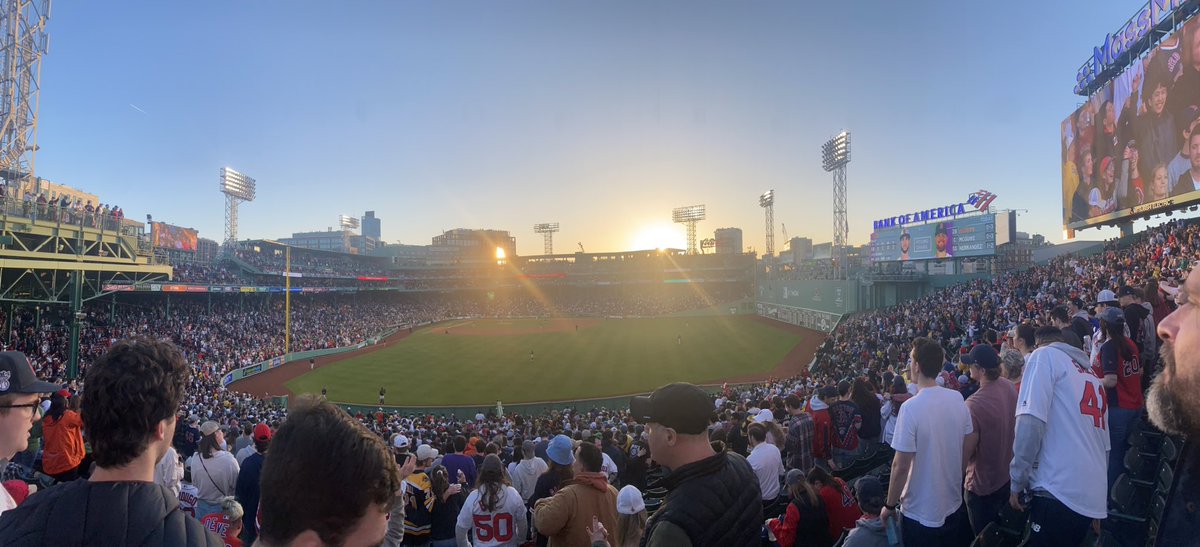 Volize_'s tweet image. Went to my first @redsox game today and Fenway was absolutely amazing! ❤️⚾️